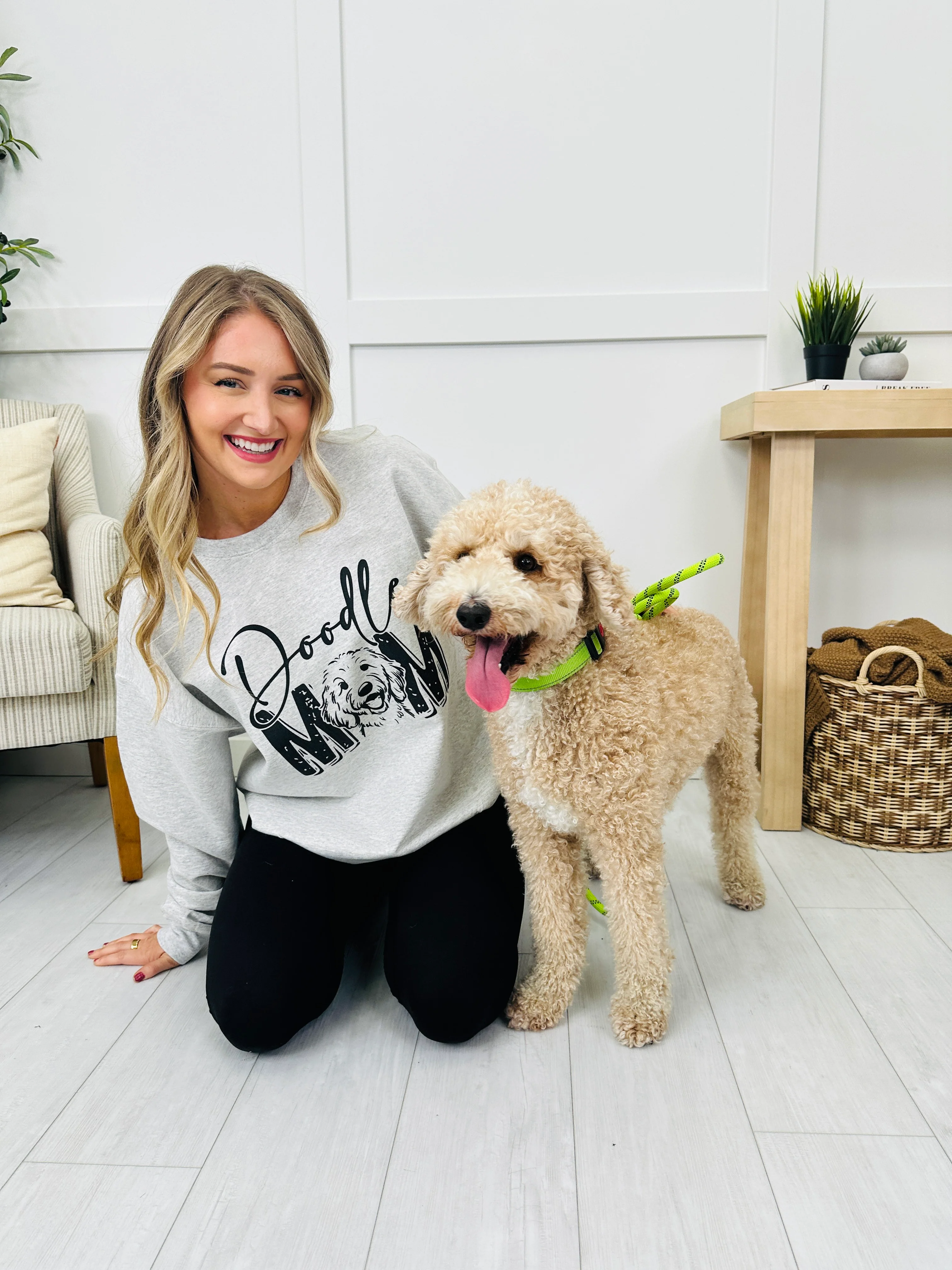Doodle Mom Graphic Crewneck Sweatshirt - Image 10