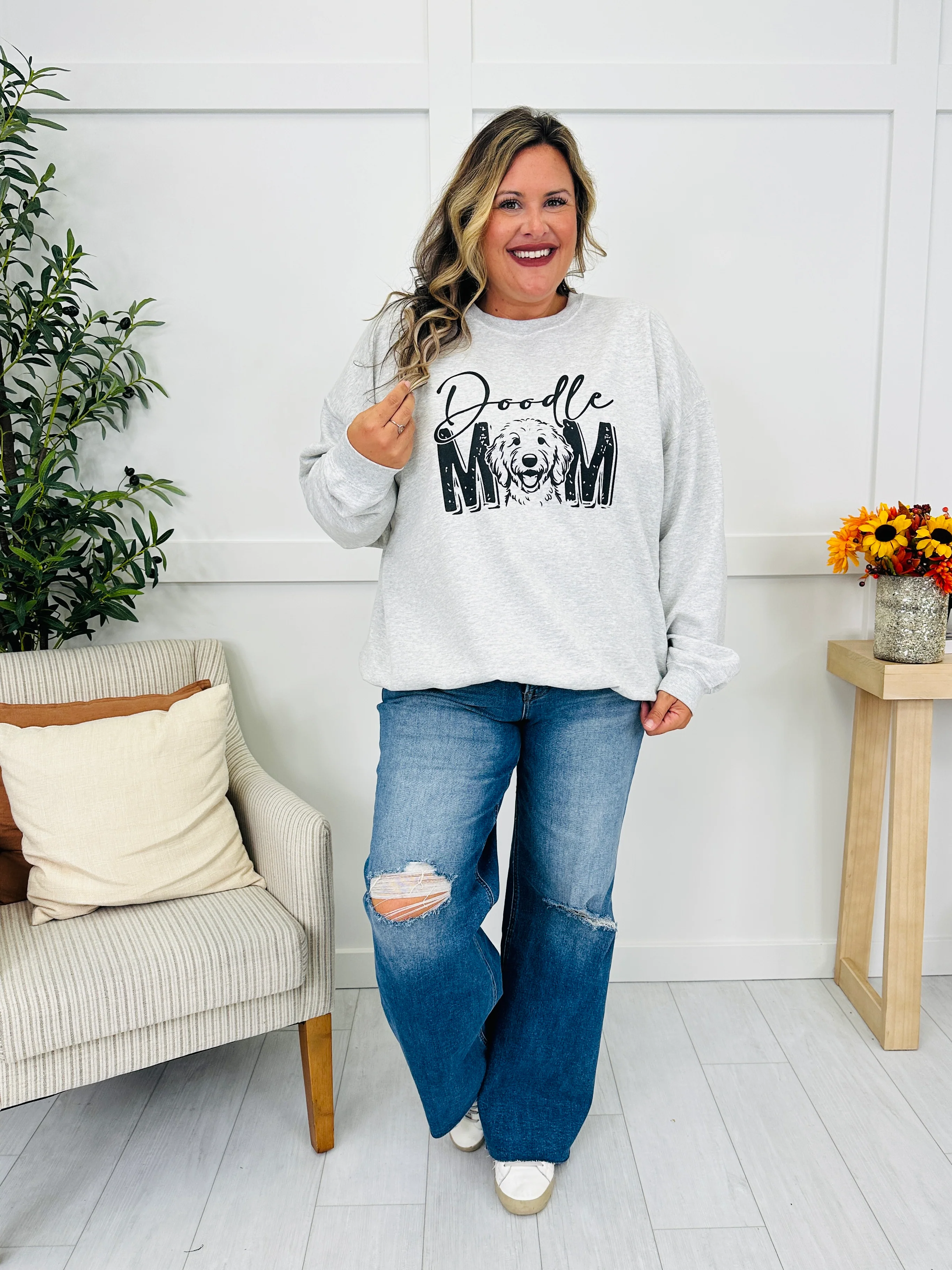 Doodle Mom Graphic Crewneck Sweatshirt - Image 8